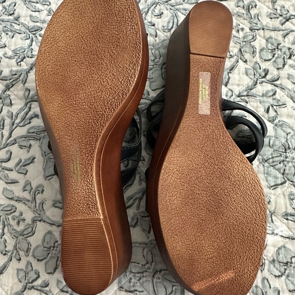 Tuscany and Easy Street black sandals NWOT - Picture 4 of 6